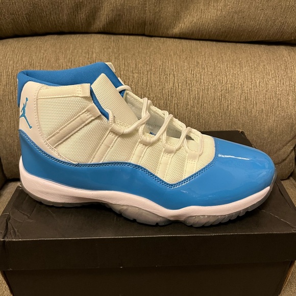 Stylish Blue and White High-Top Sneakers - Picture 1 of 8